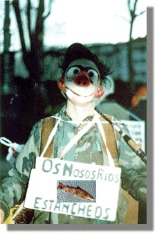 Efectivamente: os r�os est�n cheos de porquer�a.