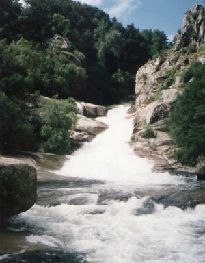 Fotograf�a da Fervenza de Segade no r�o Umia.